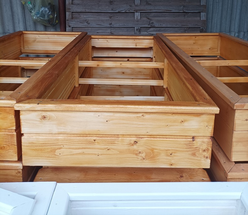 drewniane obudowy grobów