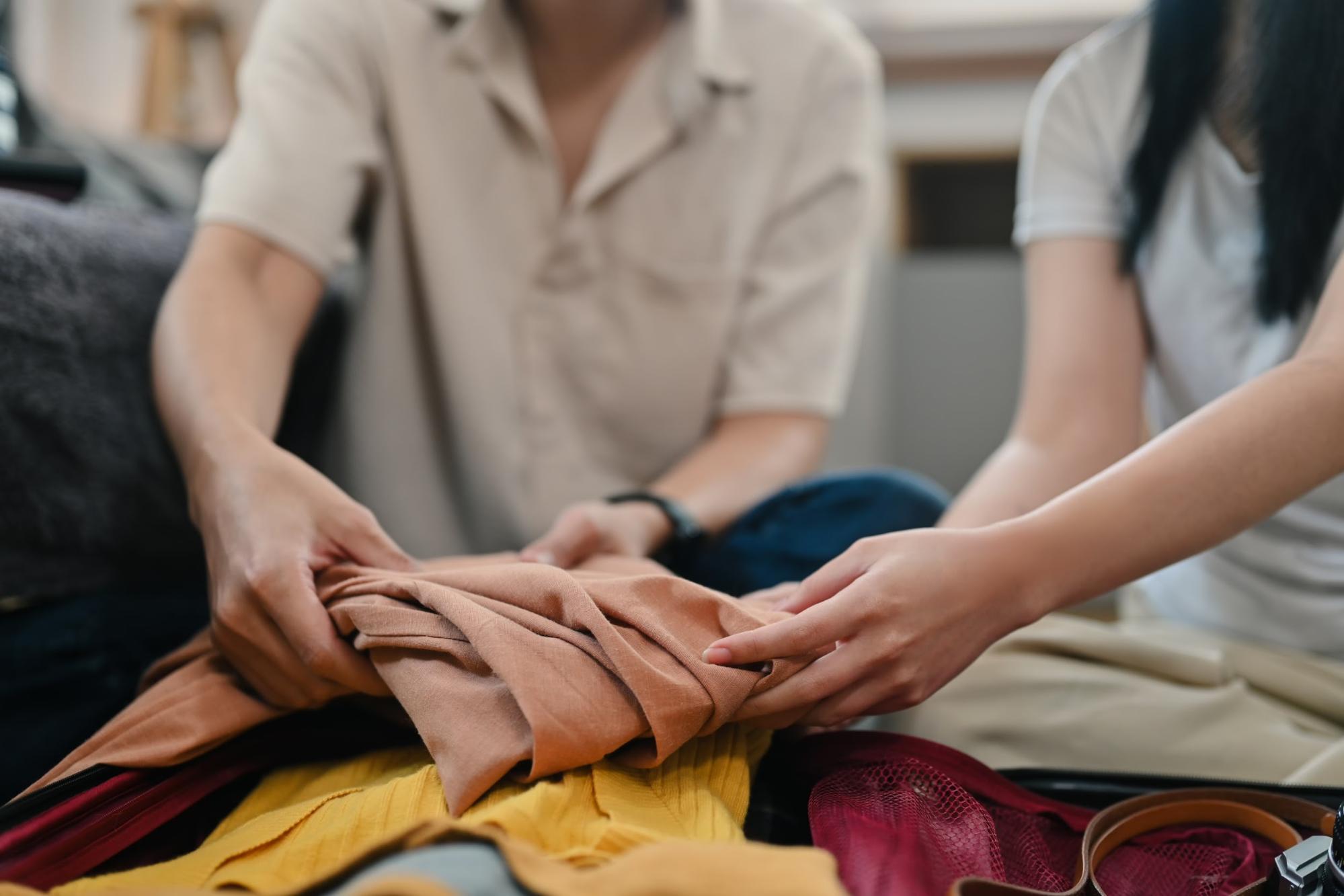 Układanie ubrań w domu zmarłego