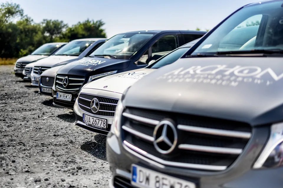 karawany mercedes zakładu pogrzebowego Archon z Oławy