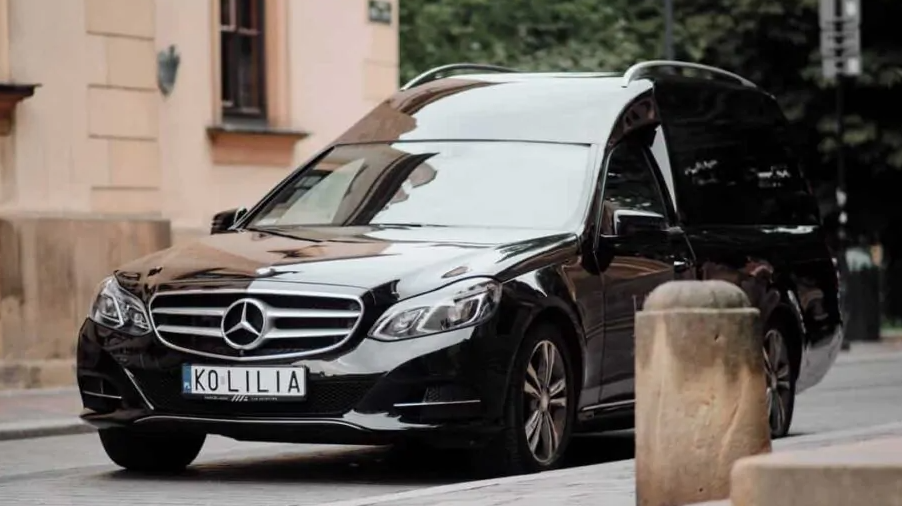 karawan Mercedes firmy pogrzebowej Lilia z Krakowa