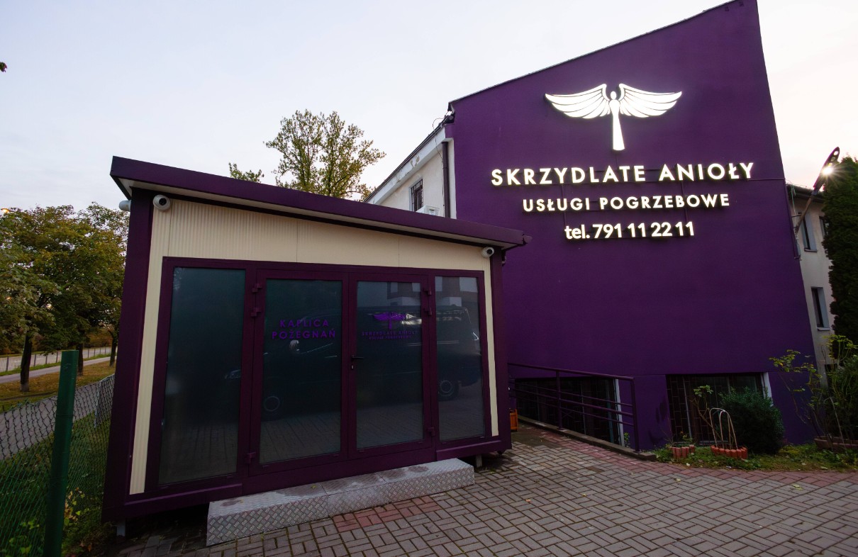 dom pogrzebowy z kaplicą
