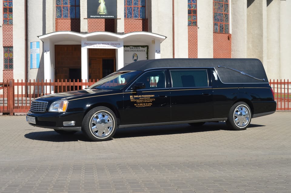elegancki samochód pogrzebowy firmy Woźnicki z Wałbrzycha