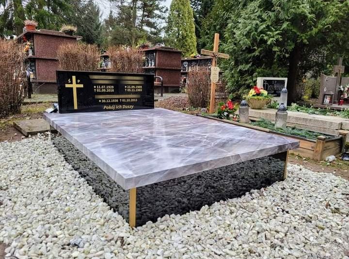 pomniki z plastiku lub kompozytu