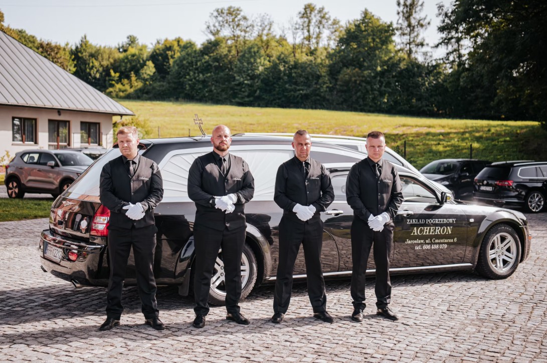 pracownicy zakładu pogrzebowego Acheron z Jarosławia