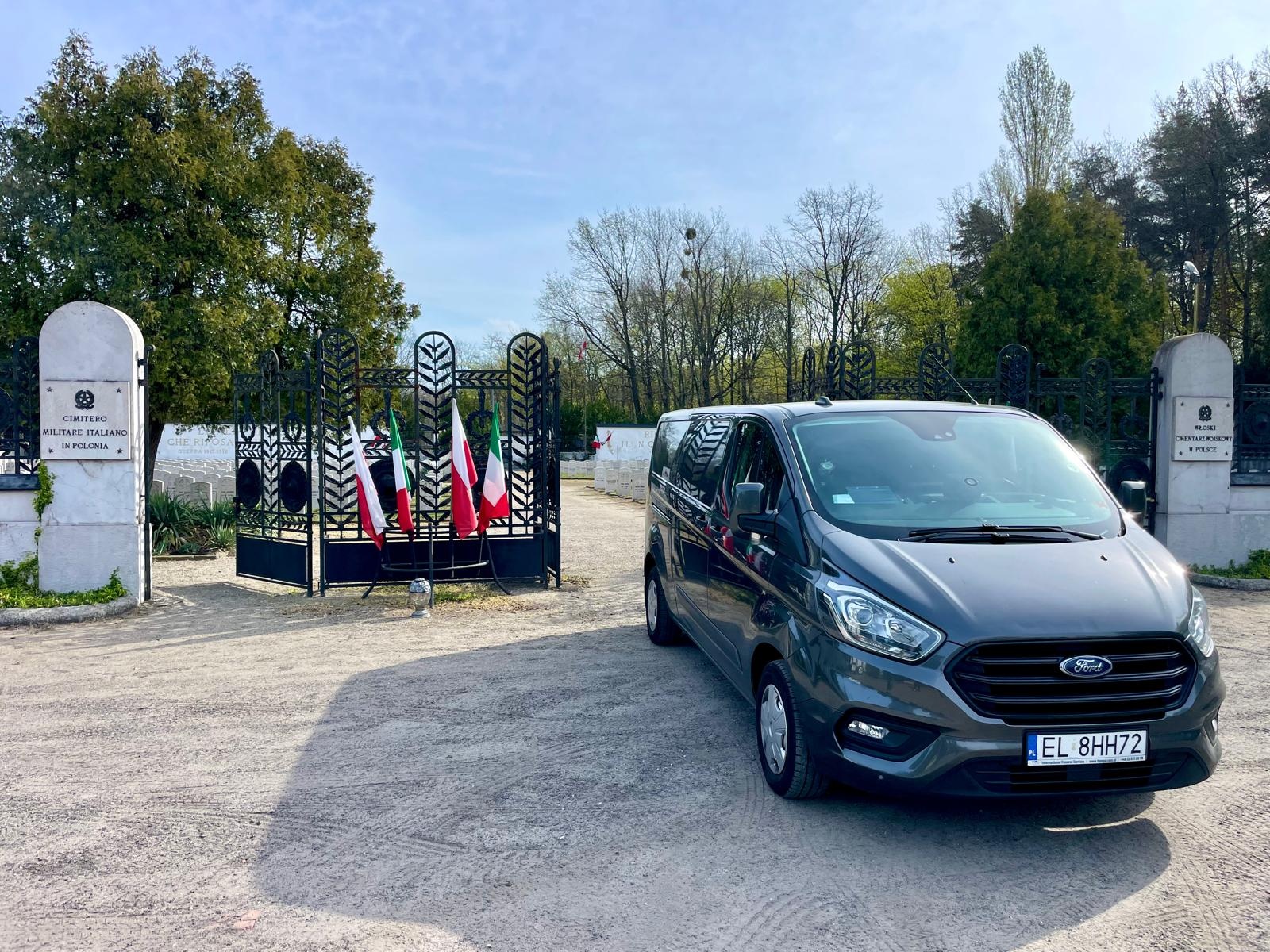 karawan bongo podczas transportu ciała z zagranicy