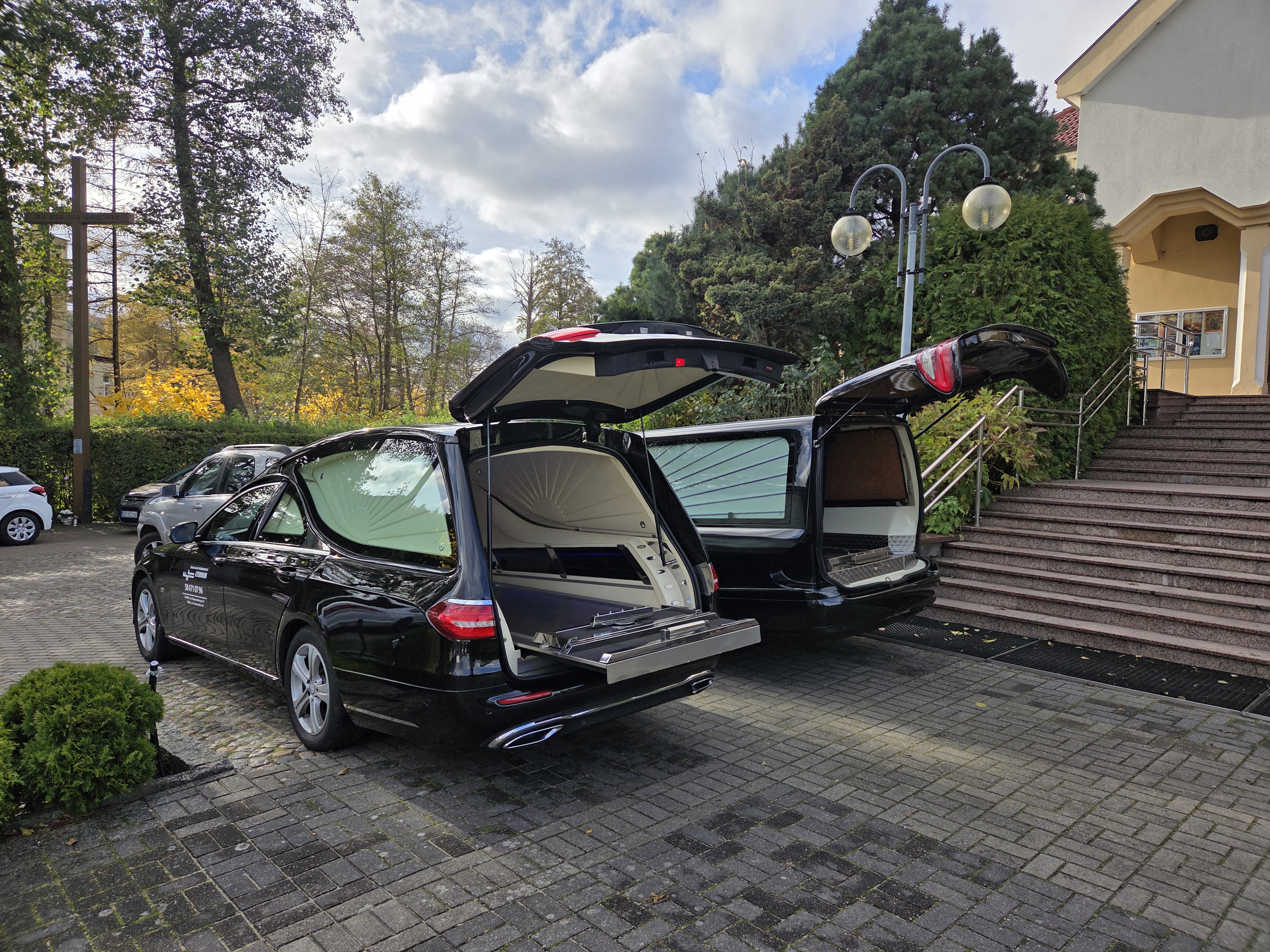 karawan pogrzebowy firmy Eternum z Rumi