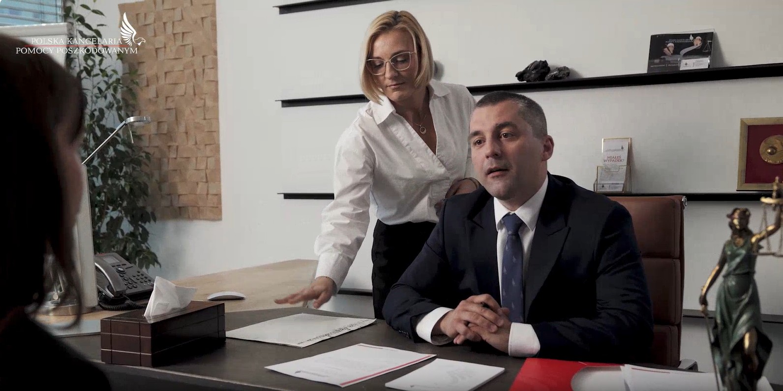 Prawnicy Polskiej Kancelarii Pomocy Poszkodowanym podczas rozmowy z klientką