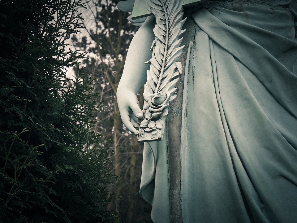 znaczenie rzeźb cmentarnych